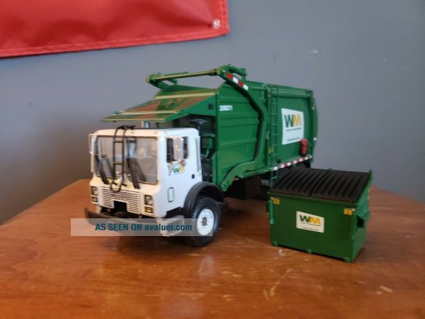 First Gear 1:34 Modellino Diecast – Camion Gestione Rifiuti Con Caricatore Frontale E Cestino