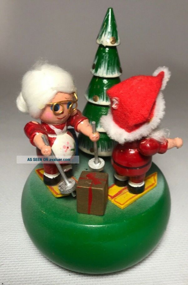 Vintage ROTATING CHRISTMAS MUSIC BOX SKIING SANTA AND MRS CLAUS 46614943