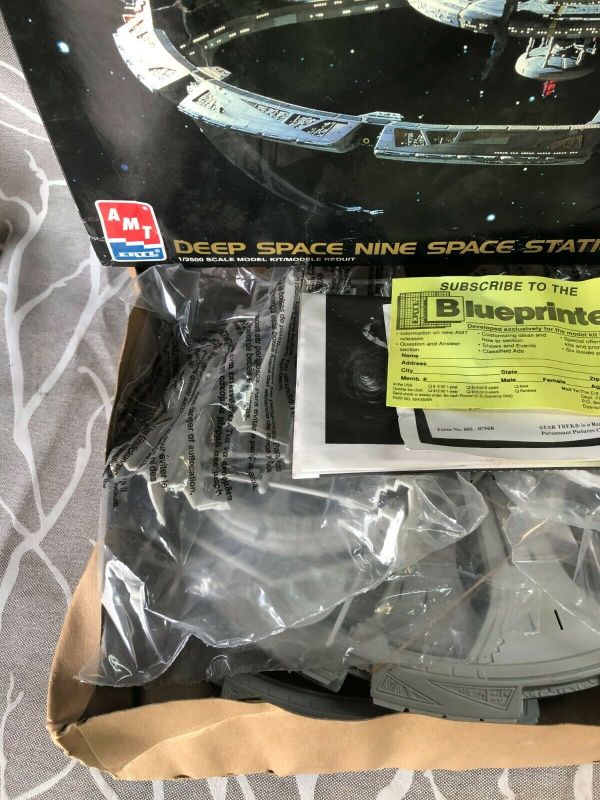 AMT ERTL 12500 Scale Model Kit Star Trek Deep Space